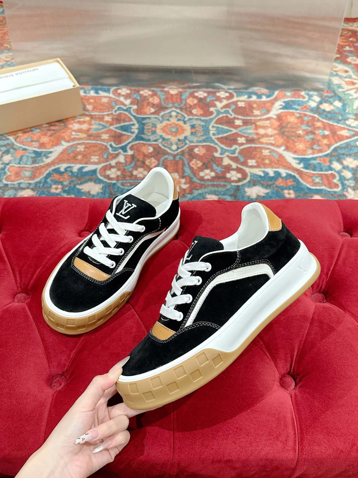 👟👟Ex-factory price 640👟👟 LV men's new tilt sneakers, classic catwalk style, air-glue technology, very comfortable on the feet. Luxurious materials, fine workmanship, European made English letters printed on the midsole, the upper is made of calfskin, the side is decorated with the brand LOGO and signature, the latest latex foot pads ➕ mesh lining, the foot feels super comfortable. Two-color TPU combination outsole. Packing process Goodyear stitched seam fabric: first-layer cowhide, lining: customized silky mesh lining-first-layer silk cowhide lining Bottom thickness: 0.5cm ☑️size: men's 39-44 (45 customized, non-returnable)